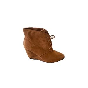 QUIPD WEDGE FAUX SUEDE LACE UP WEDGE ANKLE BOOTIES IN BROWN SIZE 7